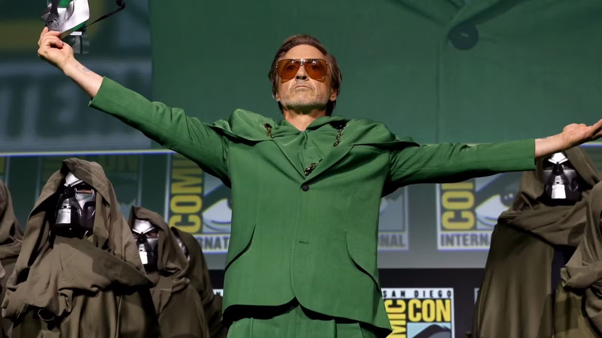Persona en traje verde en evento Comic Con.
