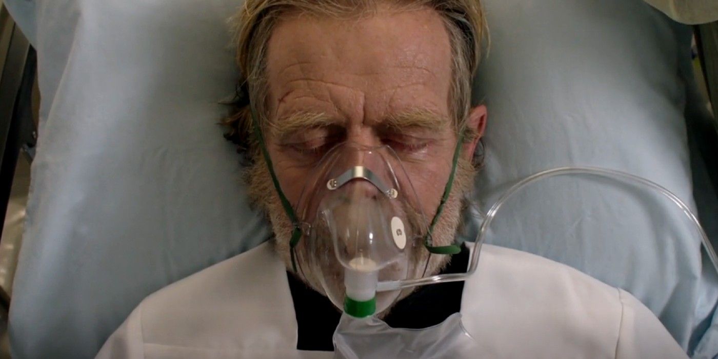 Hombre descansando con mascarilla de oxígeno en cama hospitalaria.