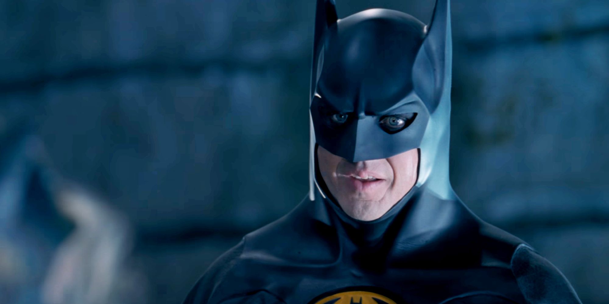 Batman con máscara en pose seriamente concentrada