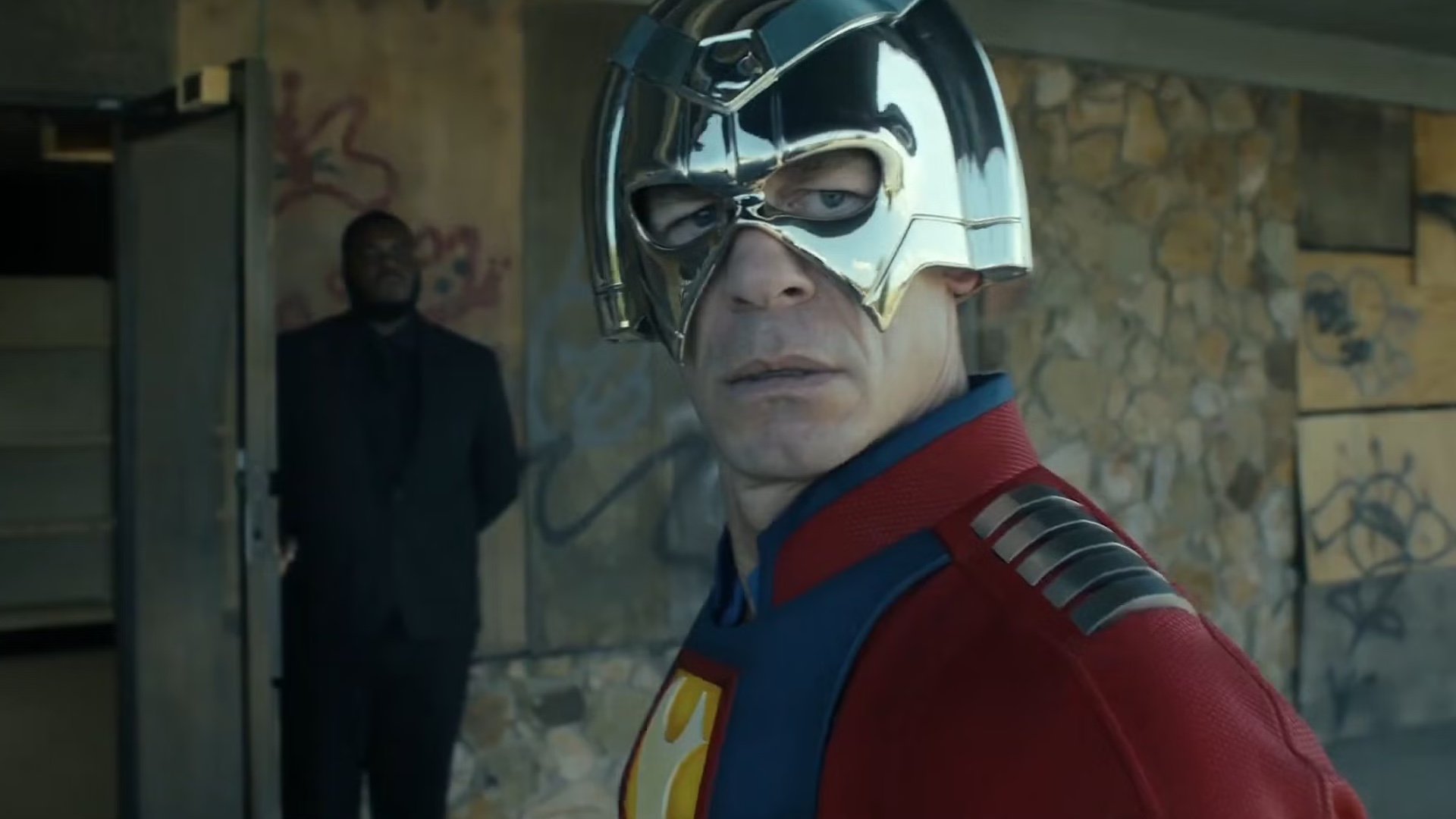Hombre en traje de superhéroe y casco metálico.
