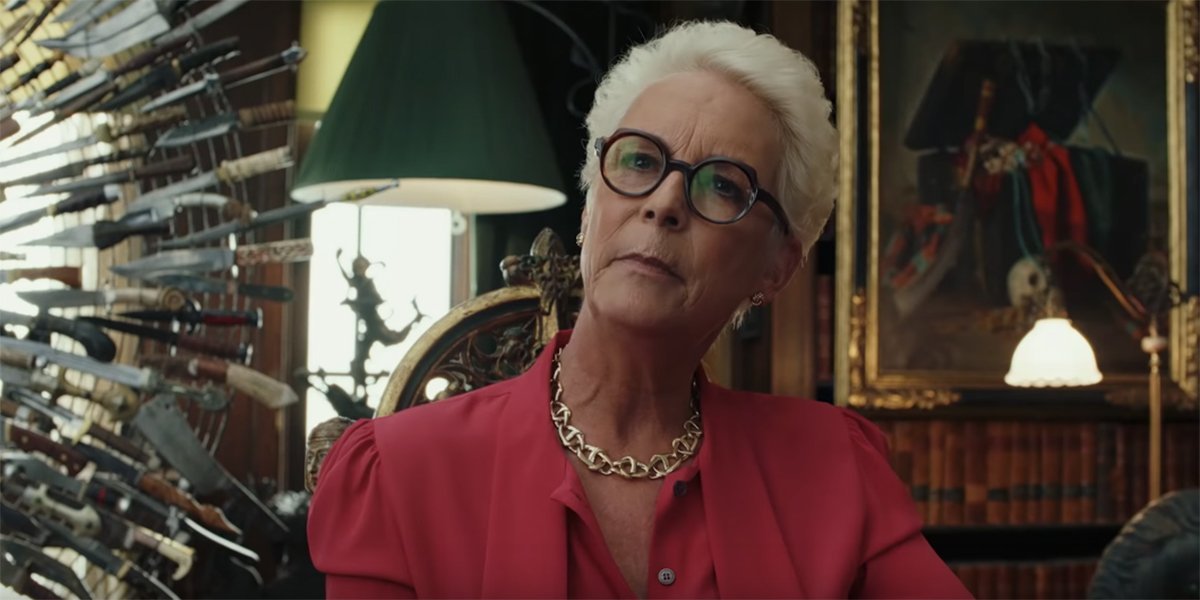 Mujer mayor con gafas, fondo de cuchillos.