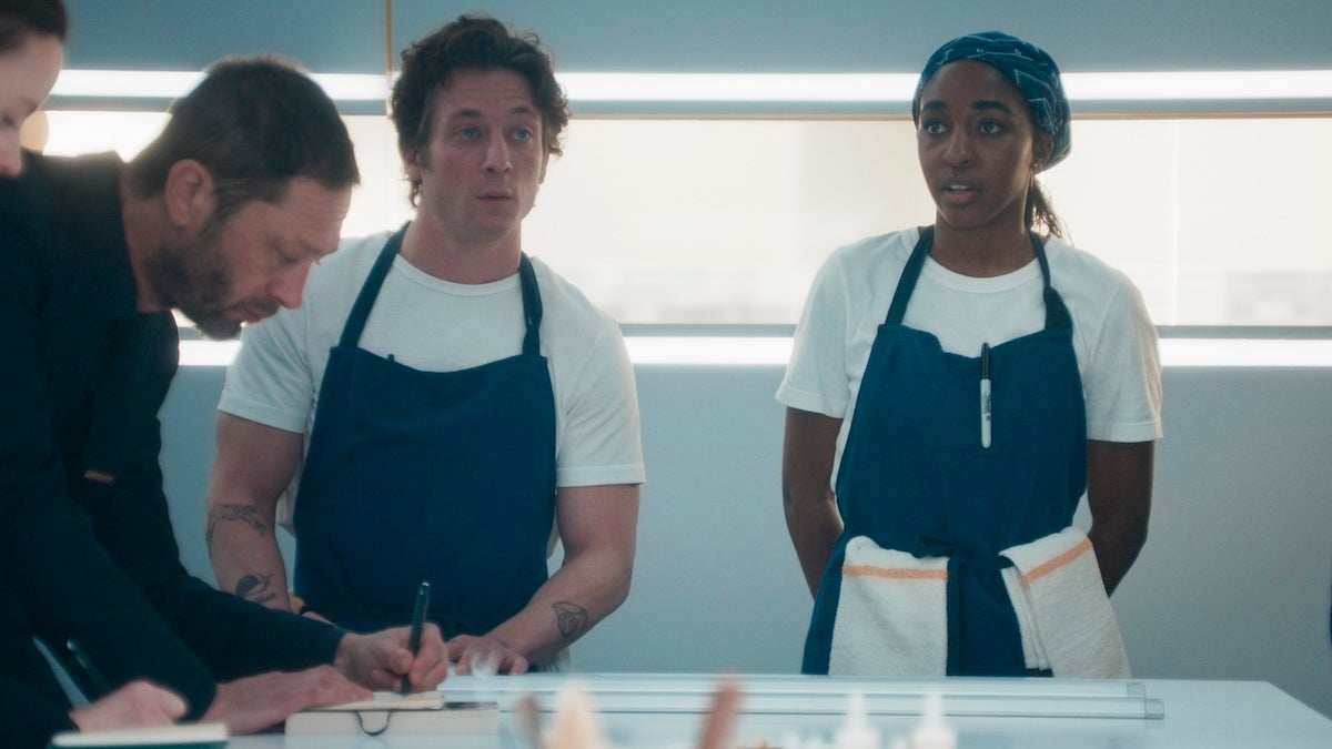Personas con delantales azules trabajando en cocina